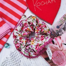 Scrunchie w róże z pomponikami