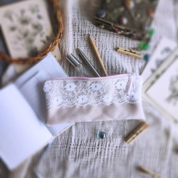 Kosmetyczka, piórnik z koronką