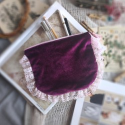 Bordowa kosmetyczka z falbanką